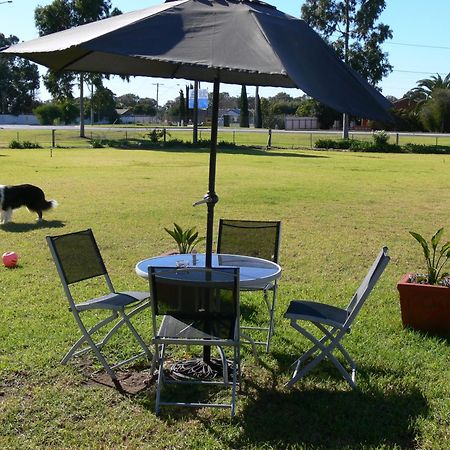 Settlement Motor Inn Deniliquin Exterior foto